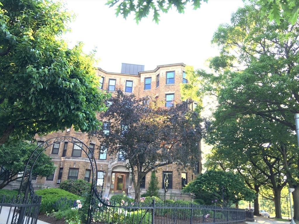 122 Riverway - Fenway