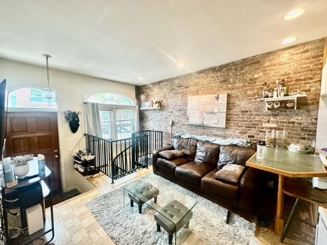 472 Commercial - North End