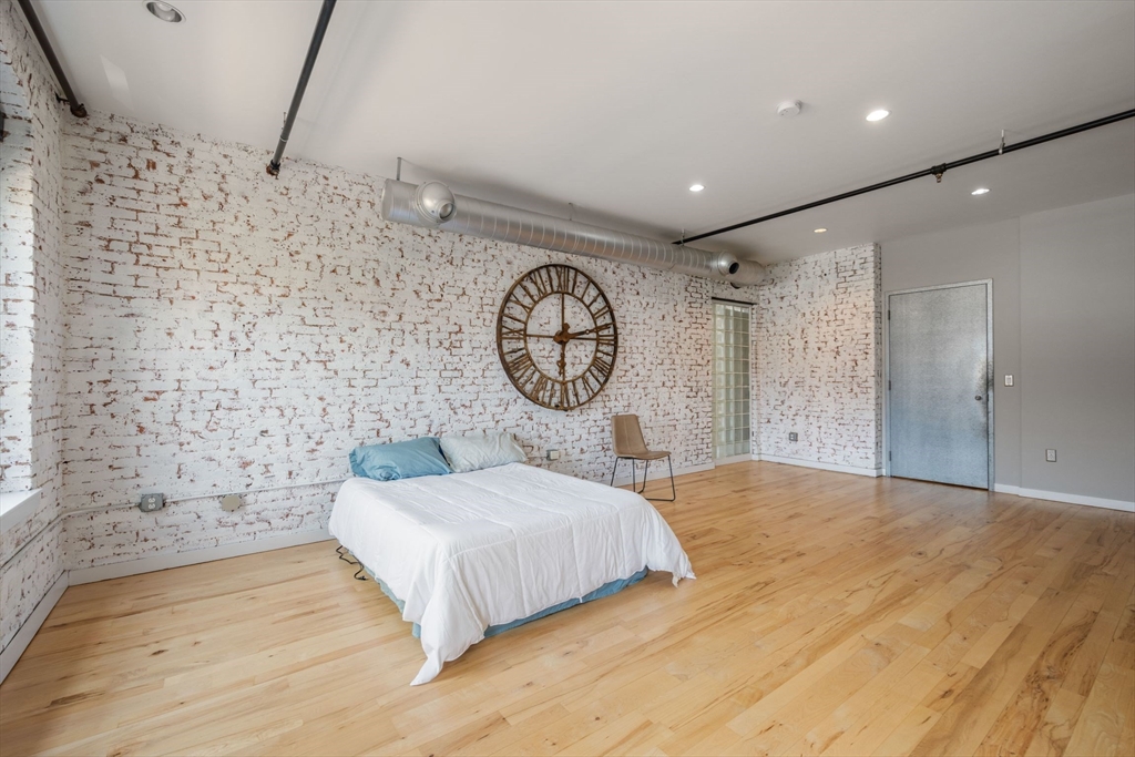 21 Wormwood - Seaport District