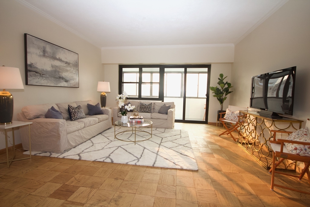 2 Hawthorne Pl. - West End