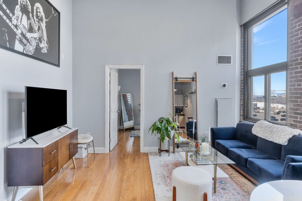 320 W 2nd - South Boston